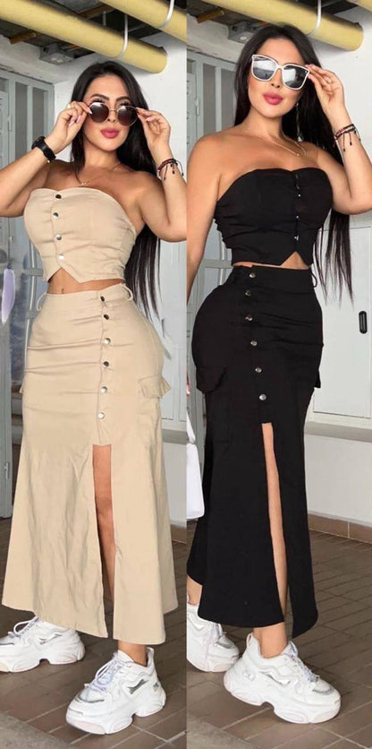 Mujer con conjunto de falda y top de botones en beige y negro, gafas de sol y zapatillas blancas
