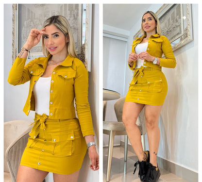 Mujer con conjunto amarillo de tres piezas: blazer, top blanco y falda corta con bolsillos.