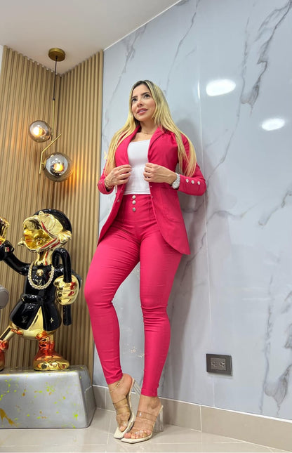 Mujer con conjunto de dama fucsia, blazer y pantalón ajustado, blusa blanca, en interior moderno