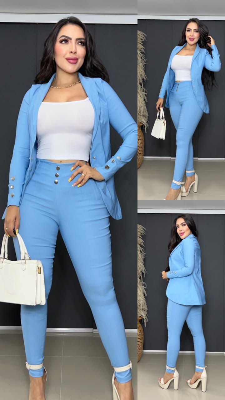 Conjunto de mujer azul celeste, blazer, pantalón ajustado y crop top blanco, look elegante.
