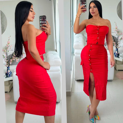 Mujer usando conjunto falda tipo cargo y blusa sin tirantes roja, en sala moderna.