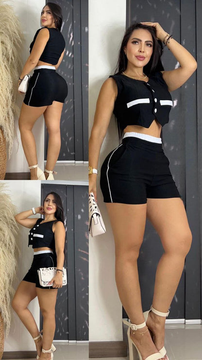 Mujer modelando conjunto de short y chaleco negro con detalles blancos, moda femenina casual.