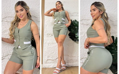 Conjunto de mujer con chaleco verde oliva y short, detalles blancos, moda casual verano.