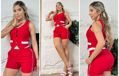 Mujer luciendo conjunto rojo de chaleco y short con detalles blancos, moda casual femenina.