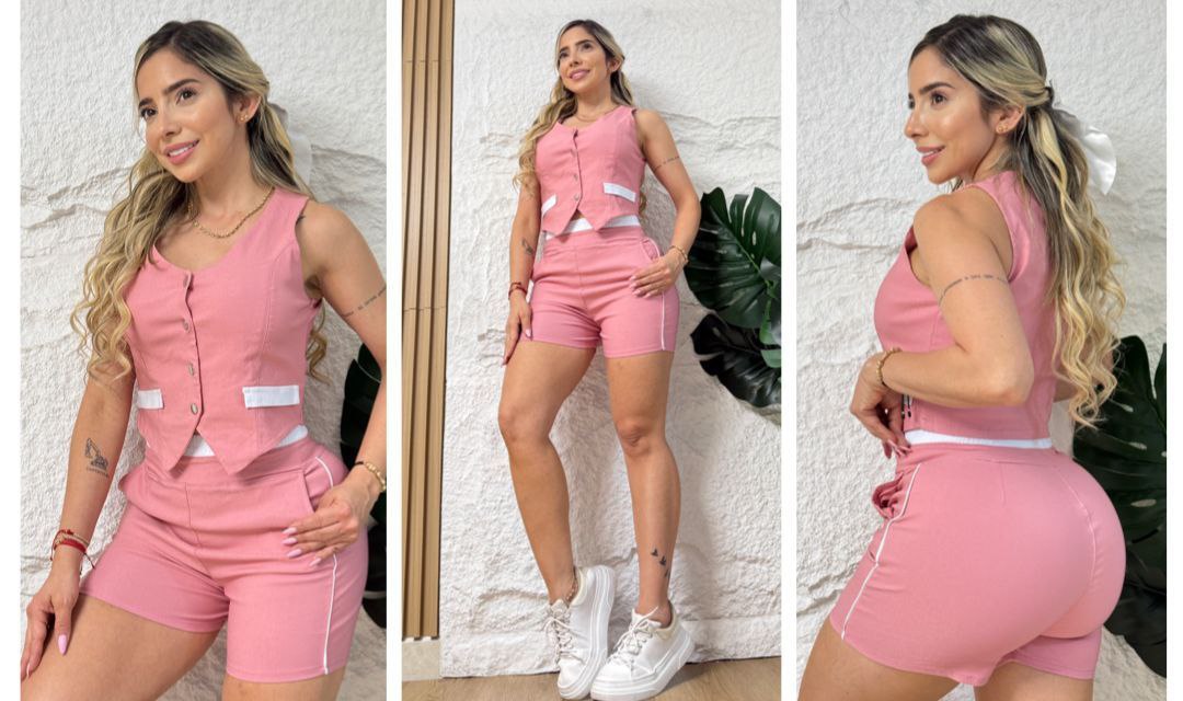 Conjunto de chaleco y short rosa para mujer, detalles blancos, modelo posando de pie